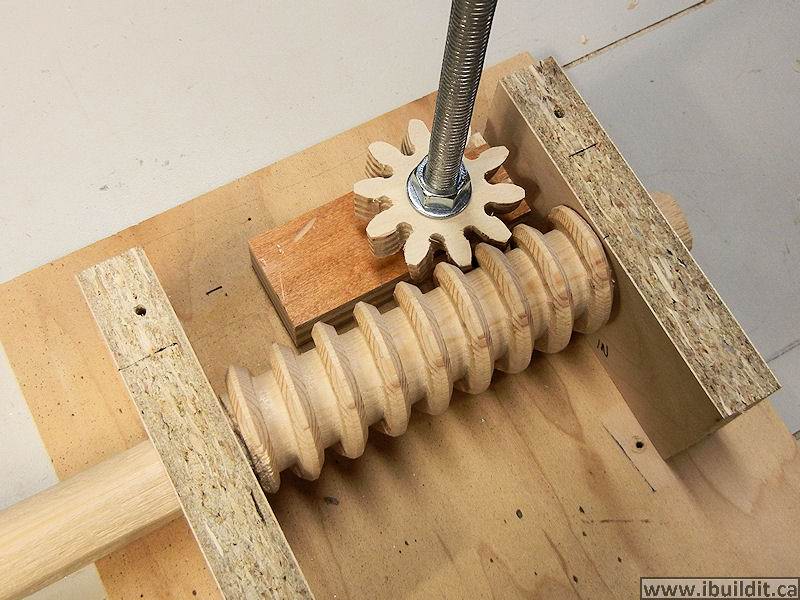 How To Make A Wooden Worm Gear Drive IBUILDIT.CA